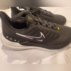 NIKE Air wind flow 9 all weather shoe womans size 9.5
